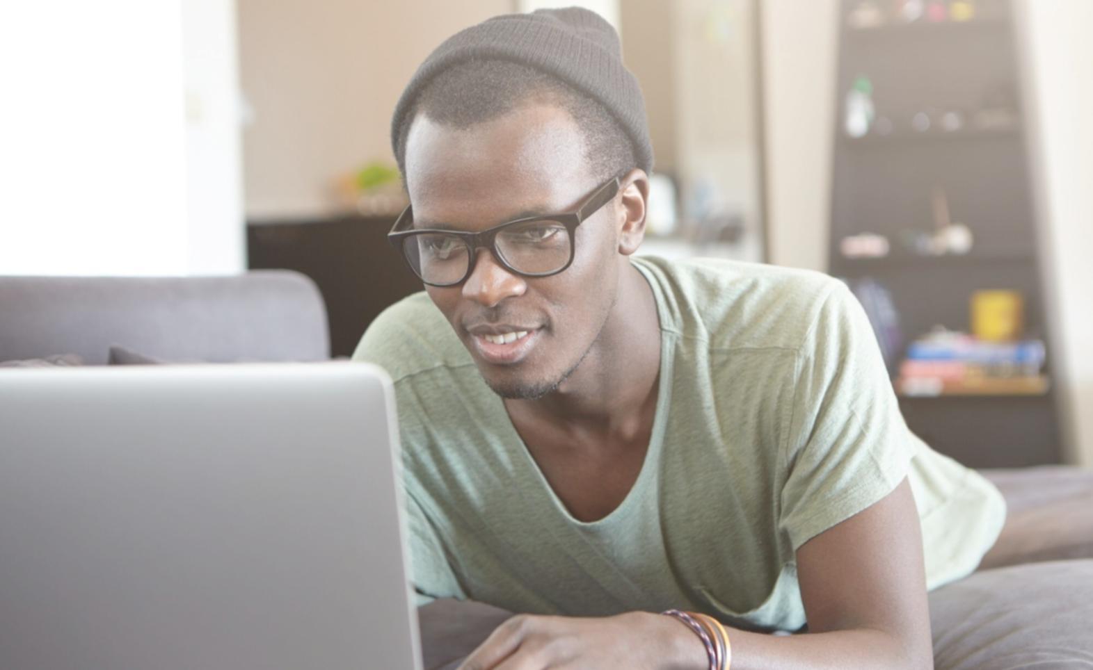Espace de travail collaboratif moderne où se déroulent les échanges pédagogiques et suivis individuels