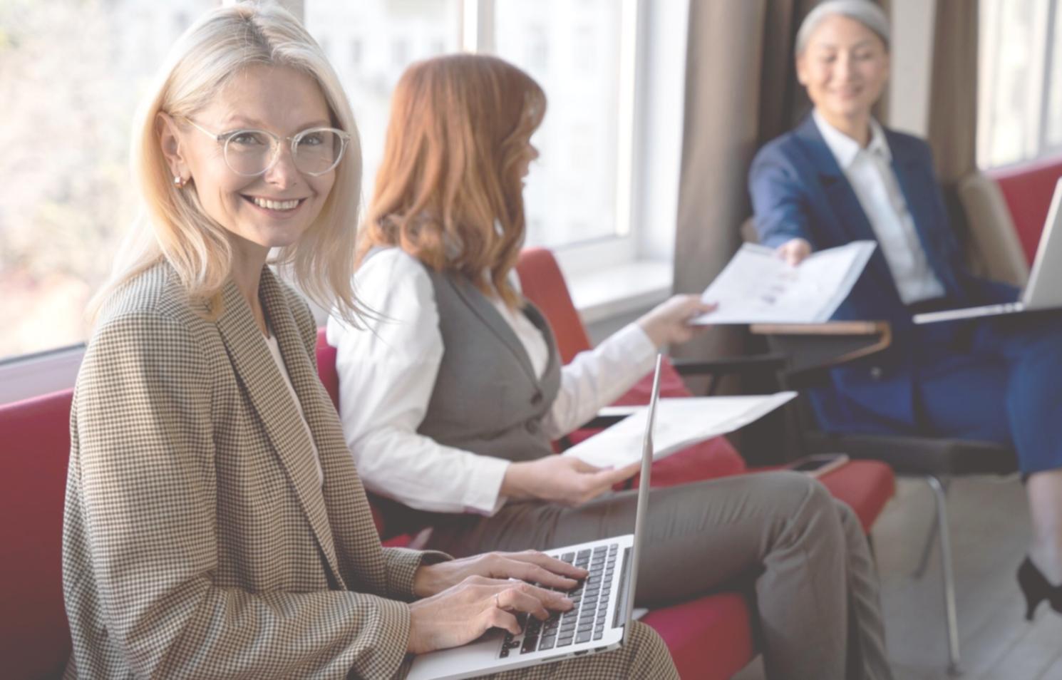Espace de travail avec documents financiers et ordinateur portable